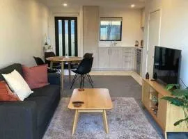 Cheerful 2 bedroom townhouse in Addington!