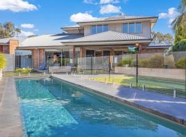 Blair Street - Luxury Home with Pool and Theatre，位于莫阿马的酒店