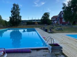 Kustladan i Höga kusten, rum och stugor，位于Ullanger的酒店