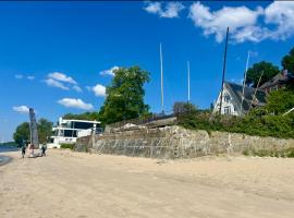 Luxurious Villa - 100 m from the Elbe beach Falkensteiner Ufer，位于汉堡的别墅