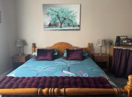 Stunning Super King, Close to Beach, Shared Bathroom，位于圣伦纳兹的酒店