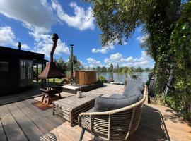 New- The Cabana- With Sauna and Hot Tub, on a lake near Amsterdam，位于芬克芬的酒店