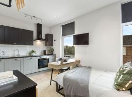 6BR Home - All Studio, Ensuite and with Kitchenette，位于比斯顿的酒店