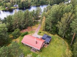 Villa Zinkgruvan Ferienhaus am See in Alleinlage，位于Zinkgruvan的酒店