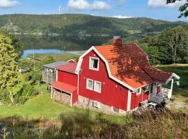 Lovely holiday house by a beautiful lake!，位于Svenshögen的海滩短租房