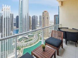 Modern & Spacious 2-Bed Condo with Panoramic Lake Views, Dual Balconies, Steps from Dubai JLT Metro By "La Buena Vida Holiday Homes"，位于迪拜的酒店