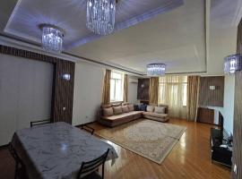 Big apartment's 4 room Bishkek，位于比什凯克的酒店