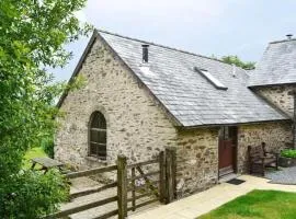 Smiddy Cottage, Historic Village Hub with Spacious Lounge, High Ceilings, and Wood Stove