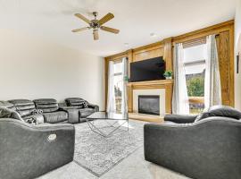 Pet-Friendly Johnston Getaway with Deck and Yard!，位于约翰斯顿的酒店