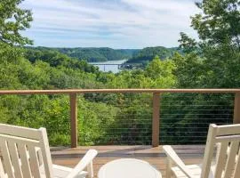 Center Hill Couples Retreat Cabin: Lake View, Deck