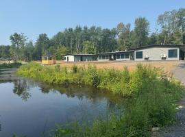 Golden Pond Cabins，位于Altmar的酒店