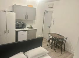 Cosy studio flat in Teddington，位于泰丁敦的酒店