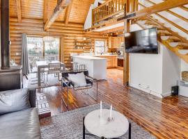 Community Pool Modern Cabin in Pine Mountain Club，位于Pine Mountain Club的酒店