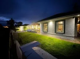 Alton Villa, Sleeps 12, Great for Families, Undercover Hotub & Games Room