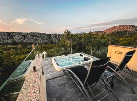 Summer House Nika with Jacuzzi，位于Slime的酒店