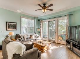 Breezy St Simons Hideaway with Waterfront Views!，位于Saint Simon Mills的酒店