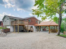 Waterfront Escape in Cub Run with Deck and Hot Tub!，位于Cub Run的酒店