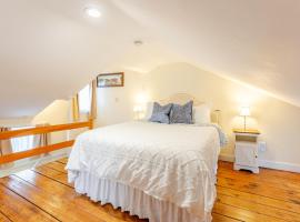 The School House Cottage, Historic 1BR Mystic River Stay Near Seaport，位于格罗顿的酒店