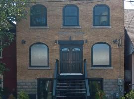 Renovated Church Hamilton! Guest Suite，位于汉密尔顿的酒店