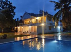 Riveria Portico - River side 6 bedroom private pool Bungalow，位于Parūr的酒店