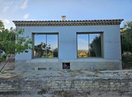 Villa Un Dimanche en Provence, avec piscine privée & vue，位于茹卡的酒店