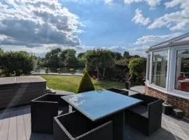 Thames Riverside Retreat Serene 3 Bed Bungalow