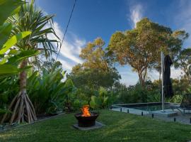 Hilltop Hideaway at Coolum Beach，位于库鲁姆的酒店