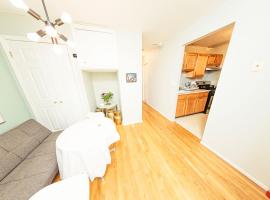 Central and Affordable Williamsburg Private bedroom Close to Subway，位于布鲁克林的酒店