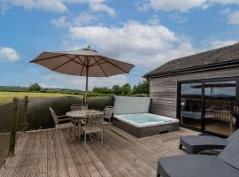 Tor Farm Lodges - Private Hot Tubs, Shared Seasonal Outdoor Pool, Dog Friendly，位于切达的酒店
