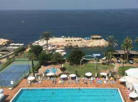 Chalet Full Sea View in Jounieh，位于Ad Dkārīn的酒店