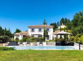 Available for ten people, pool and parking included