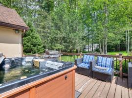 Hot Tub and Fire Pit Pocono Summit Home!，位于Pocono Summit的酒店
