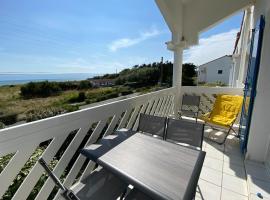 Location de vacances avec mezzanine Les Terrasses vue sublime sur l'océan, la plage à pied, classé 3 étoiles, pour 2 à 5 personnes La Cotinière, St Pierre d'Oléron, Ile d'Oléron Charente maritime，位于奥雷龙圣皮耶尔的酒店