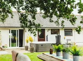 Birchwood Cottage with hot tub