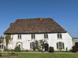 Large Manor House and Cottages near Bath，位于特罗布里奇的酒店