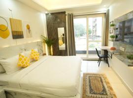 The Empire Corporate Studio Hotel Sector 43 ,Golf Course Road , One Horizon Center，位于古尔冈的酒店