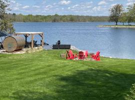 St Lawrence Waterfront Home，位于Long Sault的酒店