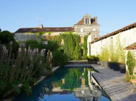 Logis de la Clé des Champs Immense Piscine Calme verdoyant，位于Jurignac的酒店