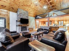 Luxe Smoky Mountains Cabin with Hot Tub and Views!，位于韦恩斯维尔的酒店