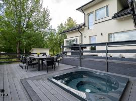 Villa Gaia! - Luxury villa with jacuzzi and beach next to trainstation 10 minutes to Tampere city! 1,5 hours to Helsinki，位于坦佩雷的酒店