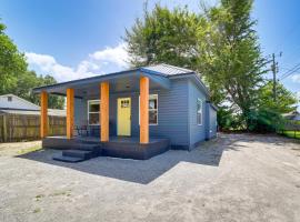 Eufaula Vacation Rental Walk to Lakeside Beaches!，位于Eufaula的酒店
