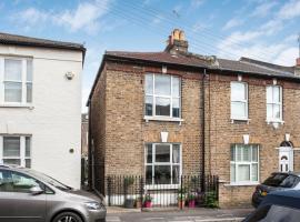 Traditional 2 bedroom Victorian house West London，位于格林福德的酒店