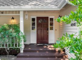 Spacious 3BR Redmond Home with Fireplace & BBQ，位于雷德蒙德的酒店