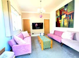 5 Bedroom Apartment central location to explore the Cotswolds，位于斯通豪斯的酒店