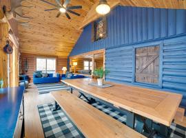 Diamond Lake Waterfront Cabin with Deck and Dock!，位于Tustin的酒店