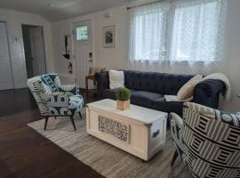Tranquil Getaway Cottage in Charming, Bethel CT，位于贝瑟尔的酒店