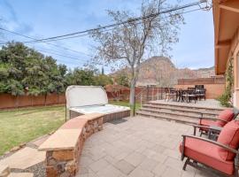 Pet-Friendly Sedona Home Hot Tub, Walk to Trails!，位于塞多纳的酒店