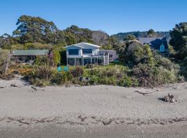 Beachfront Sanctuary - Parapara Holiday Home，位于塔卡卡的酒店