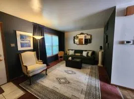 Cozy & Comfy only 6 mins from United Center