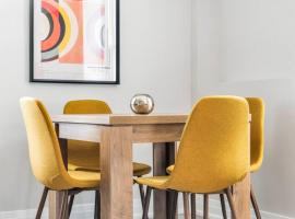 Stylish Mid-Century Stay, 5 Mins to Hospital，位于彼得伯勒的酒店